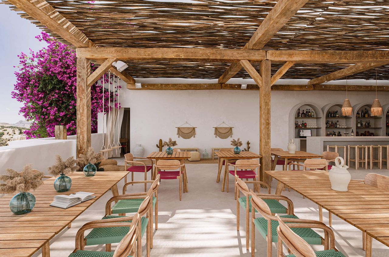 3D visualization of an outdoor café with wooden tables, chairs, rustic ceiling, and bar area