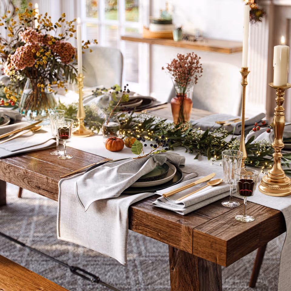 First-class 3D rendering of a dining table with elegant decor, showcasing photorealistic product visualization and lifestyle 3D shot.
